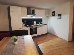 cocina con mesa de madera en una habitación en Haus Manfred, en Sankt Jakob in Haus