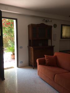 ein Wohnzimmer mit einem Sofa und einer Glasschiebetür in der Unterkunft Joy Living in Sandra