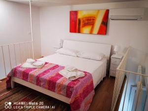 1 dormitorio con 1 cama y una pintura en la pared en CIVICO 63, en Brindisi