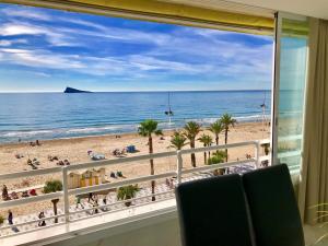 ベニドルムにあるCOBLANCA LEVANTE BEACH SEAFRONTの窓付きの客室からビーチの景色を望めます。