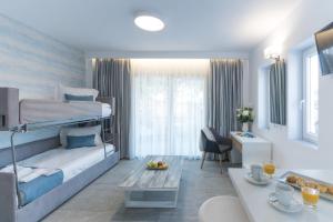 Postel nebo postele na pokoji v ubytování Hotel Defkalion + 37 fotografií