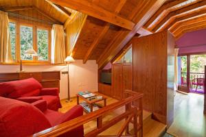 Televízia a/alebo spoločenská miestnosť v ubytovaní Hotel Restaurant Castellarnau