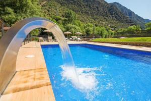 Bazén v ubytovaní Hotel Restaurant Castellarnau alebo v jeho blízkosti