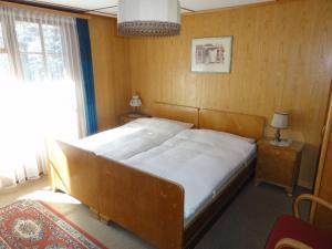 una camera da letto con un letto grande in una stanza di Hotel Cima a Zermatt