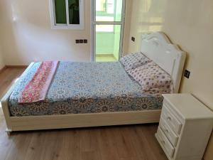 um quarto com uma cama e uma cómoda num quarto em Appartement Haron em Kenitra