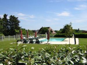 a swimming pool with lounge chairs and a house at LOGIS HÔTEL RESTAURANT SPA Les BALCONS DE L'ESPERANCE in Limeuil