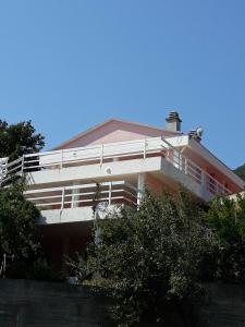 een gebouw met een balkon aan de zijkant bij Apartments Jovanic with 2 bedrooms in Sutomore