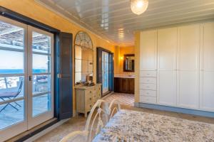 A bed or beds in a room at Villa Scirocco