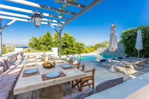 The swimming pool at or close to Villa Scirocco