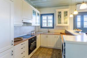 A kitchen or kitchenette at Villa Scirocco