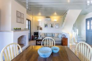 A seating area at Villa Scirocco