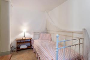 A bed or beds in a room at Villa Scirocco