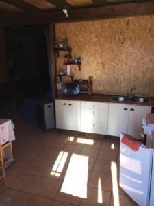 Valbona的住宿－Monolocal rural con encanto，厨房配有白色橱柜和水槽