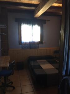 a room with a bed and a window at Monolocal rural con encanto in Valbona