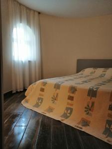 Un dormitorio con una cama con una manta. en Gladiaterra Castle, en Smrečje