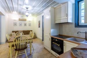 A kitchen or kitchenette at Villa Scirocco