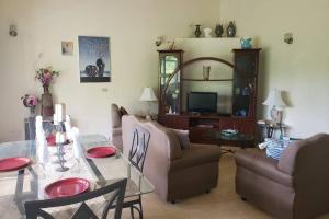 TV a/nebo společenská místnost v ubytování Comfort Suites