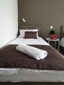 Posteľ alebo postele v izbe v ubytovaní Familia Panzió & Apartmanház Győr