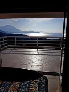 uma vista para o oceano a partir da janela do quarto em Apartments Jovanic with 2 bedrooms em Sutomore