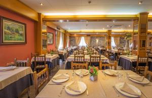Reštaurácia alebo iné gastronomické zariadenie v ubytovaní Hotel Restaurant Castellarnau