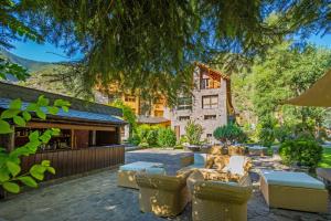 Vonkajšia záhrada v ubytovaní Hotel Restaurant Castellarnau