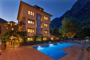Bazén v ubytovaní Hotel Restaurant Castellarnau alebo v jeho blízkosti