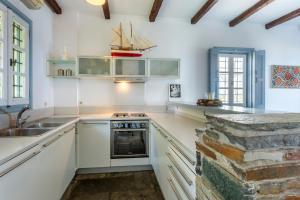 Villa Levanteにあるキッチンまたは簡易キッチン