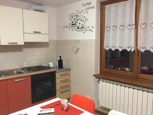 A kitchen or kitchenette at Home Iseo Lake