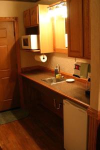 a kitchen with a sink and a microwave at Beaver Valley Lodge in Leavenworth
