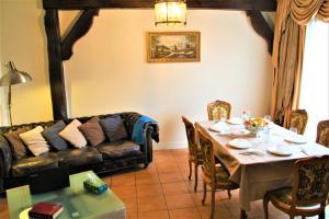 una sala de estar con una mesa y un sofá en Flat appartement 7 min from Paris Orly, en Choisy-le-Roi 7 fotos más