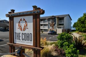 una señal para el apartamento theaho en un estacionamiento en The Coho Oceanfront Lodge, en Lincoln City