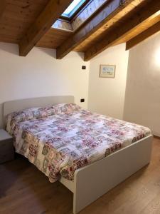 سرير أو أسرّة في غرفة في Angeli Dolomiti House