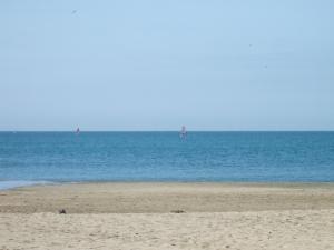 una playa de arena con el océano en el fondo en La Perla, en Los Órganos