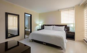 Una cama o camas en una habitación de Hotel Portón Medellín