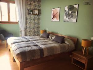 ein Schlafzimmer mit einem großen Bett in einem Zimmer in der Unterkunft Ekhiola in Ochagavía