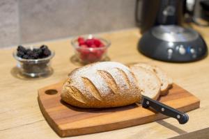 een brood op een snijplank met een mes bij Studio Zonnehoek Schoorl in Schoorl