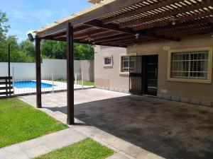 un patio con pérgola y piscina en Casa quinta En Tortuguitas en Tortuguitas