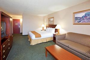 Vuode tai vuoteita majoituspaikassa Holiday Inn Express and Suites Pittsburgh West Mifflin, an IHG Hotel