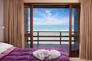 a bedroom with a bed and a view of the ocean at Altaplaya in Las Gaviotas