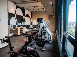 Fitness centrum a/nebo fitness zařízení v ubytování Hôtel Le Germain Montréal