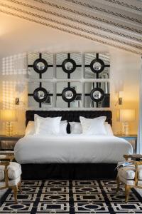Cama o camas de una habitación en Casa de Triana Luxury Suites by Casa del Poeta