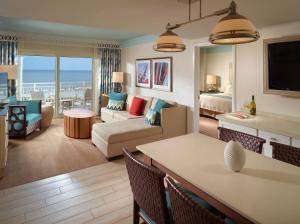 een woonkamer met een bank en een tafel bij Omni Amelia Island Resort & Spa in Amelia Island