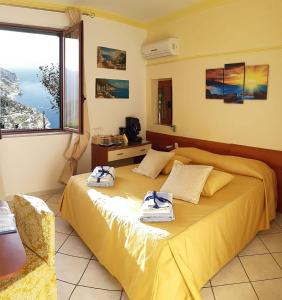 1 Schlafzimmer mit 2 Betten und einem großen Fenster in der Unterkunft B&B Ravello Rooms in Ravello