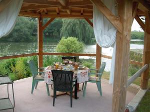 Un restaurante o sitio para comer en Moulin de Cocussotte