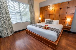 Cama ou camas em um quarto em Chesterfield Hotel & Suites