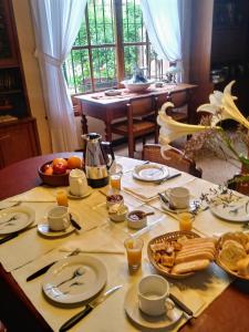 una mesa con platos y tazones de comida. en Bed & breakfast Familia San Martín en Vicente López