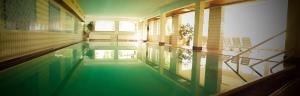 una piscina d'acqua al centro di un edificio di Hotel Post a Ramsau am Dachstein