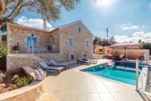 Bazén v ubytování Fiscardo Luxury Stone Villa Alex ,with sunset view! nebo v jeho okolí