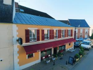 an overhead view of a building with a red awning at le relais in Fontenay-Trésigny