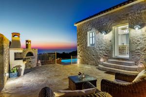 Bazén v ubytování Fiscardo Luxury Stone Villa Alex ,with sunset view! nebo v jeho okolí